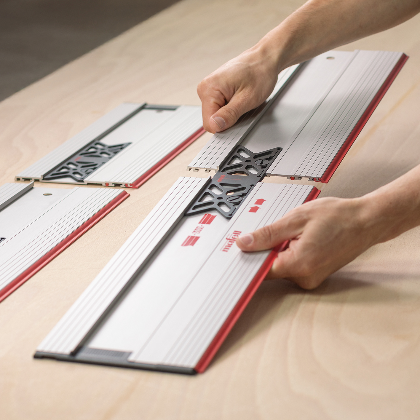 Mittels Verbindungsstück können die Führungsschienenelemente schnell und exakt auf unterschiedliche individuelle Längen verbunden werden. Anwendungsbild