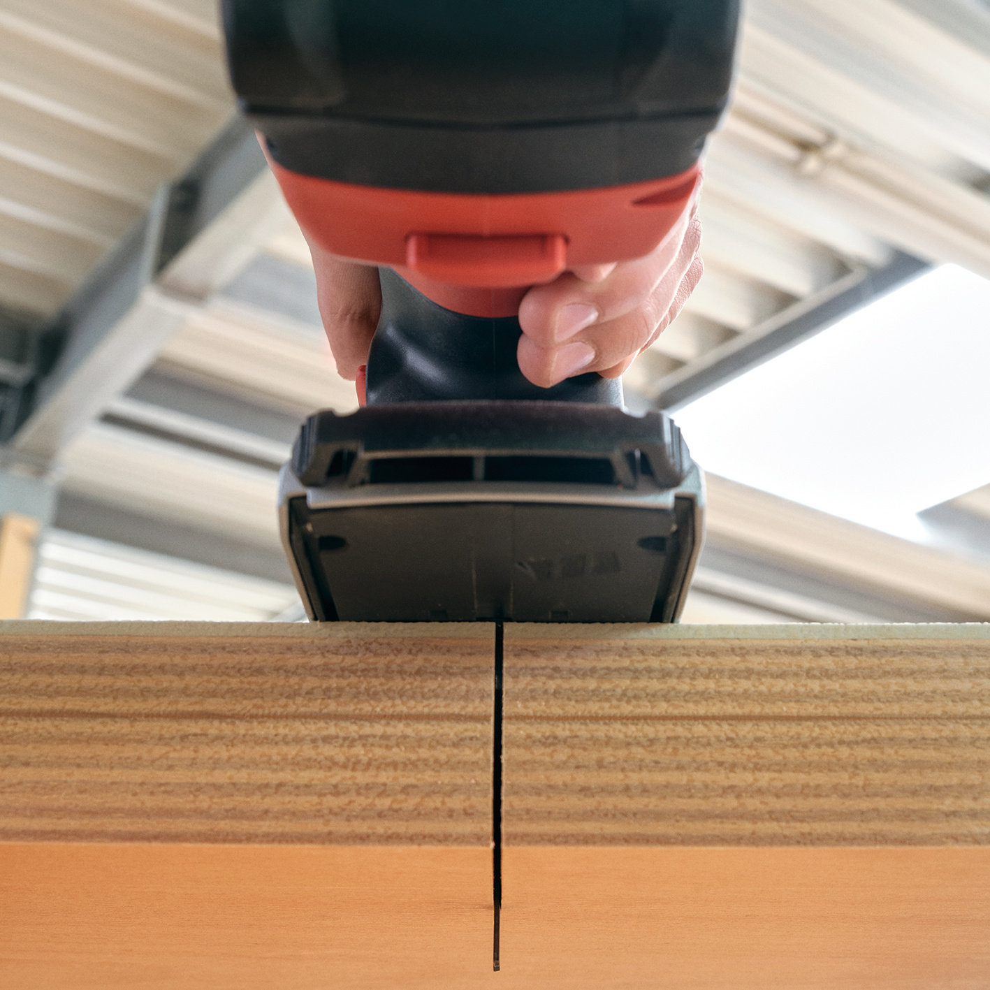 Mit ihrem niedrigen Schwerpunkt und ihrer außergewöhnlich stabilen und breiten Grundplatte liegt die PS 2-18 rechtwinklig und sicher auf dem Werkstück auf: ein Indikator für höchste Präzision. Anwendungsbild