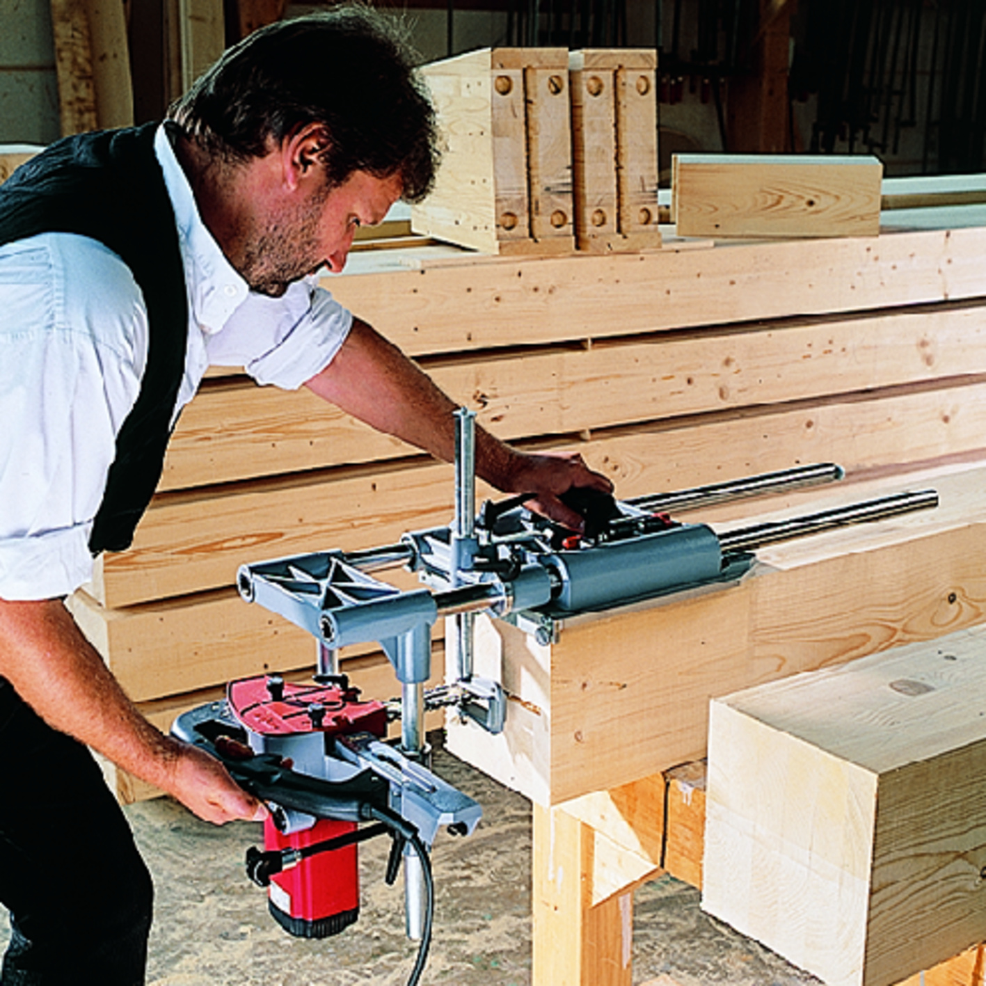 Hochpräzise Fräsungen für hochwertige Knotenblechverbindungen im Ingenieurholzbau. Anwendungsbild, Holz, Erwachsener, Männlich, Mann, Person