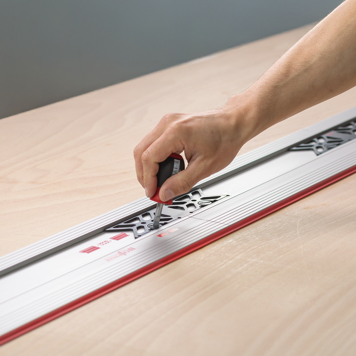 Einfache Handhabung und exakte Geradheit selbst bei verlängerter Schiene durch selbstausrichtendes Verbindungsstück. Anwendungsbild