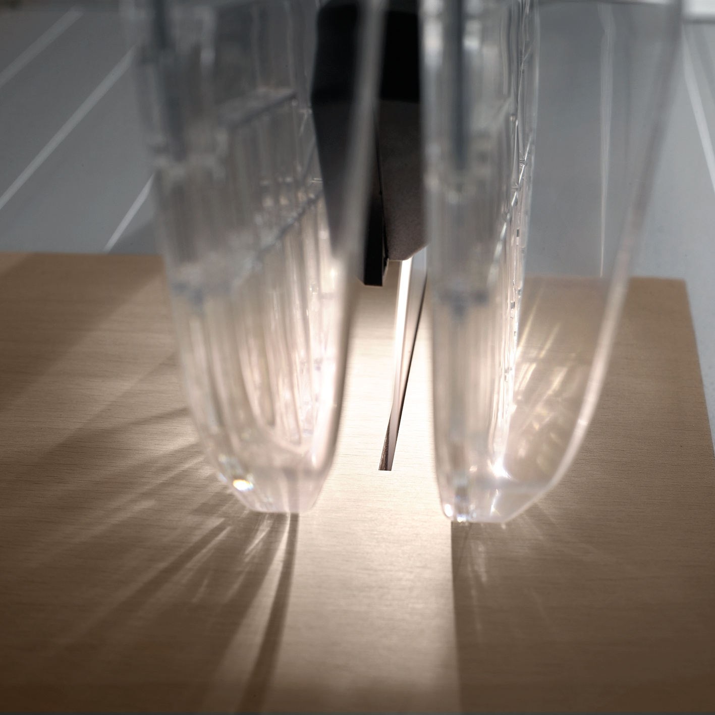 Das sensorgesteuerte Arbeitslicht sorgt für beste Sicht auf den Schnitt. Die teilweise transparente Schutzhaube deckt das Sägeblatt komplett ab und sorgt damit für mehr Sicherheit.