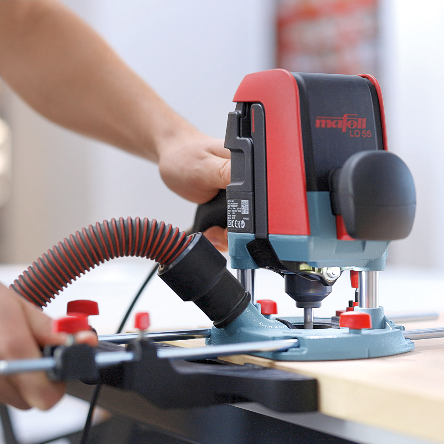 Schnelle und präzise Arbeitsfortschritte mit werkzeuglosem Fräserwechsel und Feineinstellung am Parallelanschlag. Anwendungsbild