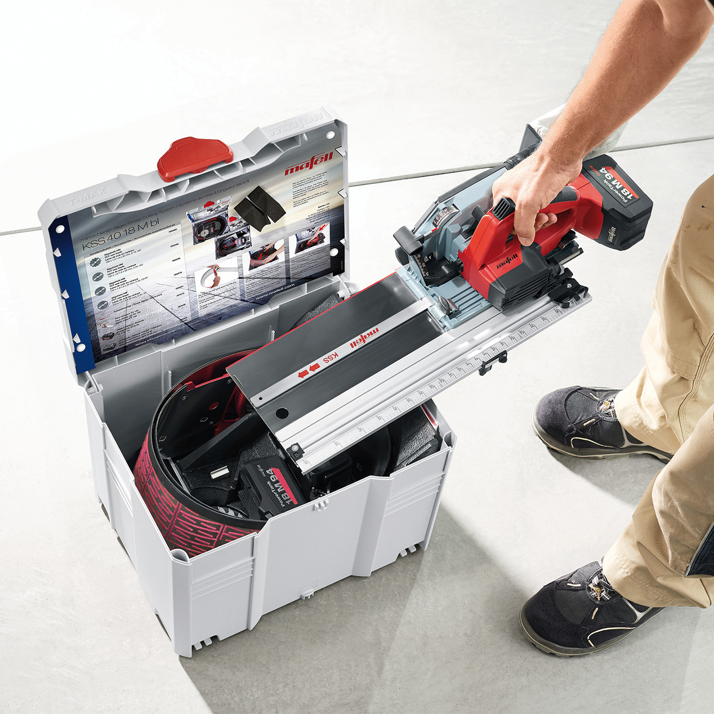 Ein System, fünf Sägen, eine Box: KSS 40 als Kappsäge, Tauchsäge, Schattenfugensäge, Handkreissäge oder Handkreissäge mit Flexi-Schiene FX 140 für geführte Schnitte. Anwendungsbild, Bekleidung, Schuhwerk, Schuh, Person
