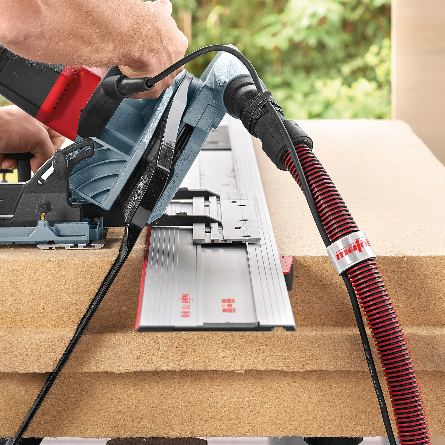 Das Kabel-FIX ermöglicht eine sichere Befestigung von Kabeln z.B. am Absaugschlauch. Anwendungsbild