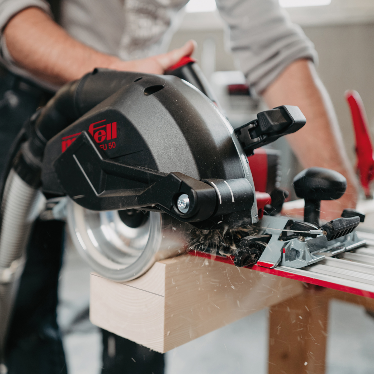 Die geballte Power und hohe Durchzugskraft der NFU 50 lassen Fräsungen mit einer Breite von 60 mm und einer Tiefe von 50 mm zu. Anwendungsbild