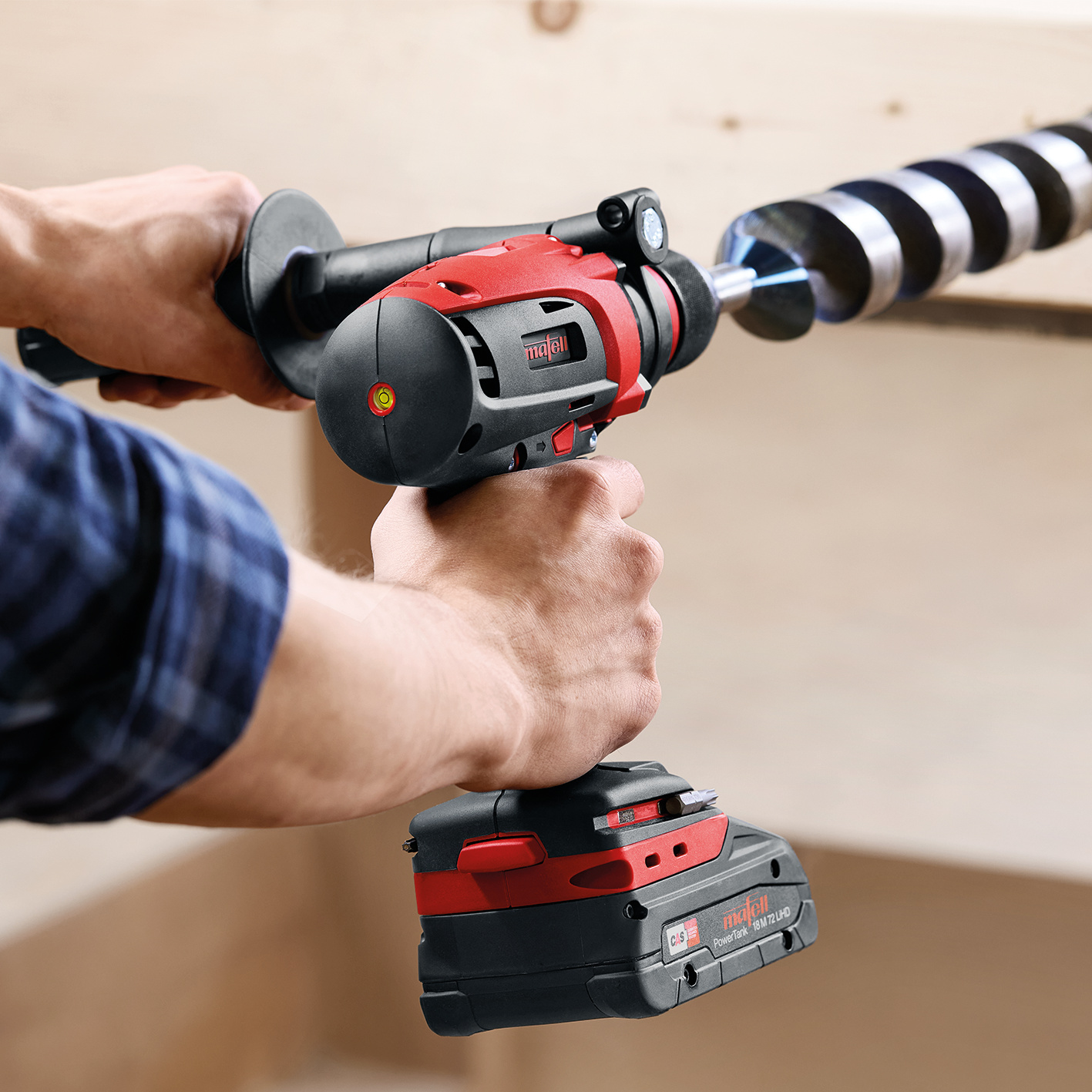 Mehr Power als die Vorgänger: Das Bohren in Holz mit einem Schlangenbohrer bis zu 68 mm Durchmesser meistern die 18-V-Varianten mühelos. Anwendungsbild, Gerät, Elektrische Bohrmaschine, Werkzeug