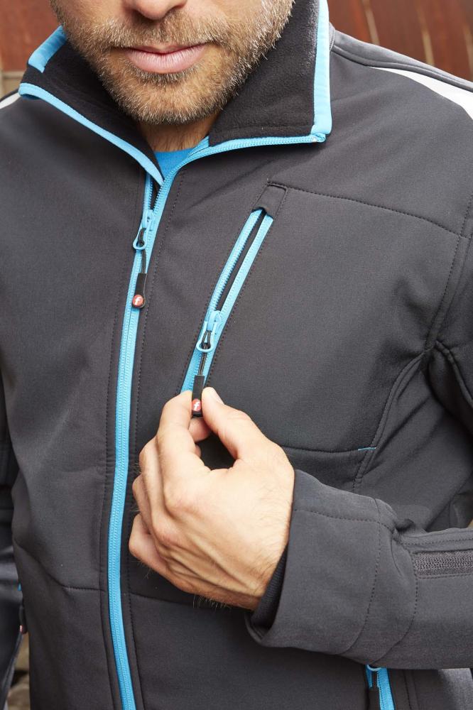 mit zusätzlicher Funktionstasche auf der Brust und durchgehendem Reißverschluss mit Kinnschutz