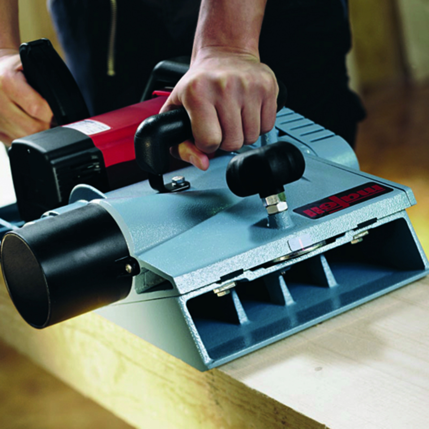 Neuartiger Spanauswurf mit Absaugmöglichkeit für 75/80 mm Saugschlauch. Anwendungsbild