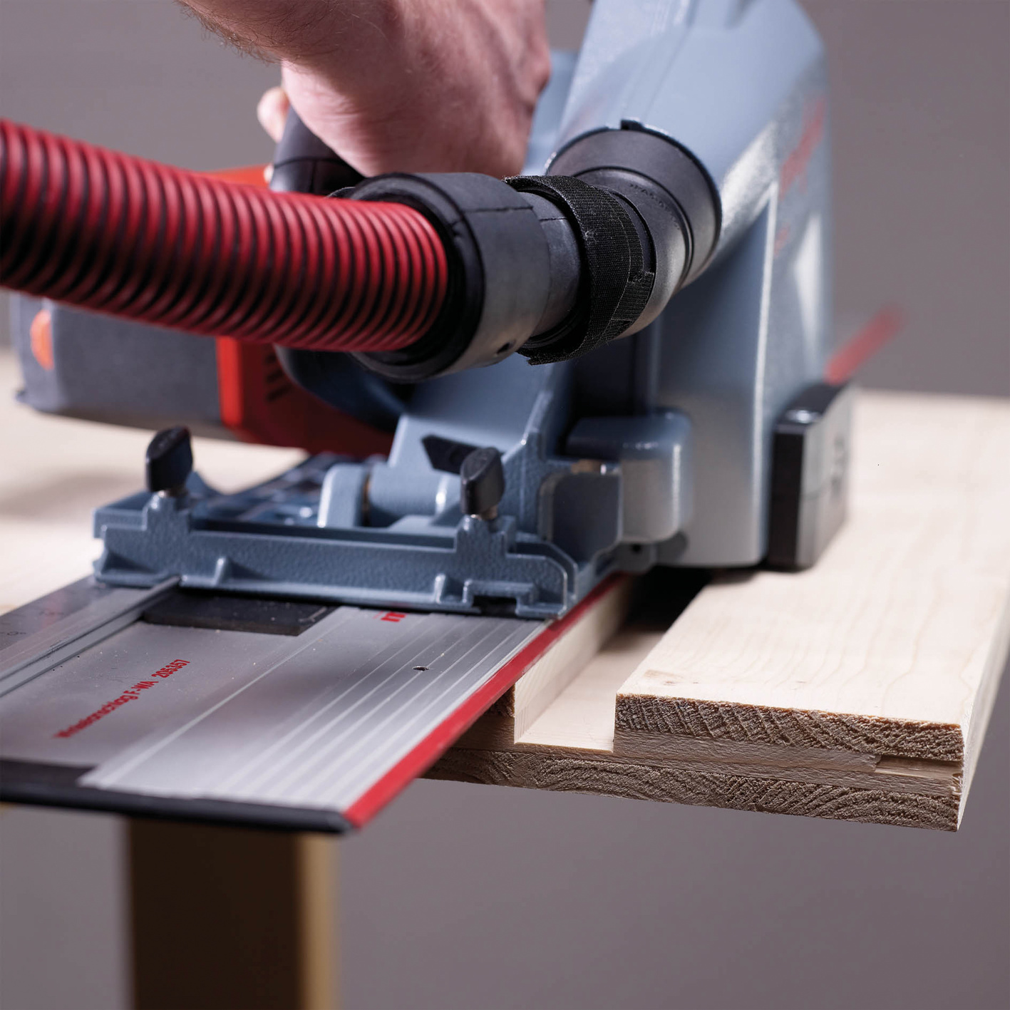 Mit dem Verstellnuter MF-VN 25 können Nuten für Stellbretter oder Versorgungsleitungen effektiv und schnell eingefräst werden. Anwendungsbild, Holz, Drinnen, Innenarchitektur