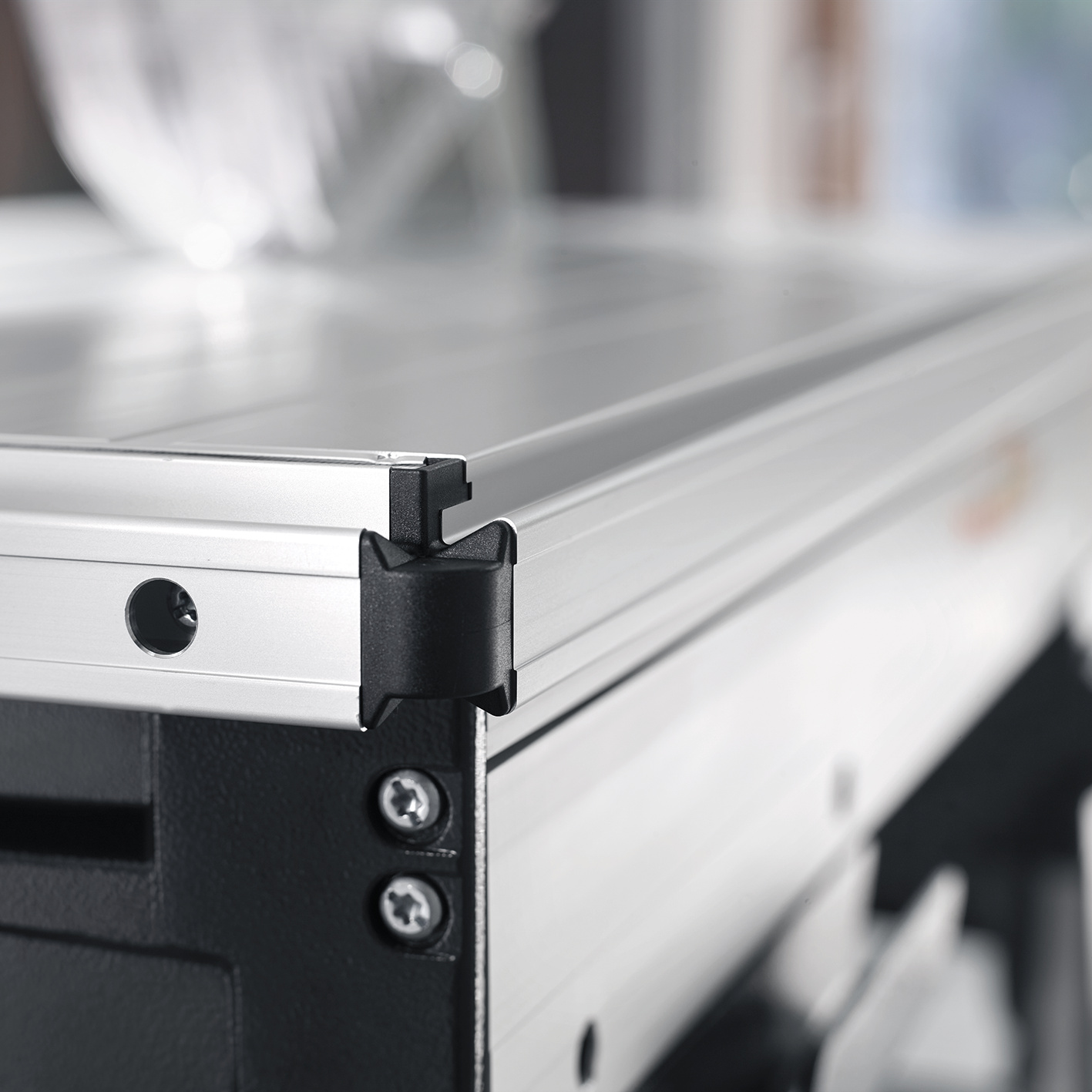 Die ERIKA verfügt über ein umlaufendes Schwalbenschwanz-Profil, an dem sich Anschläge und Sonderzubehör komfortabel und stabil befestigen lassen. Anwendungsbild