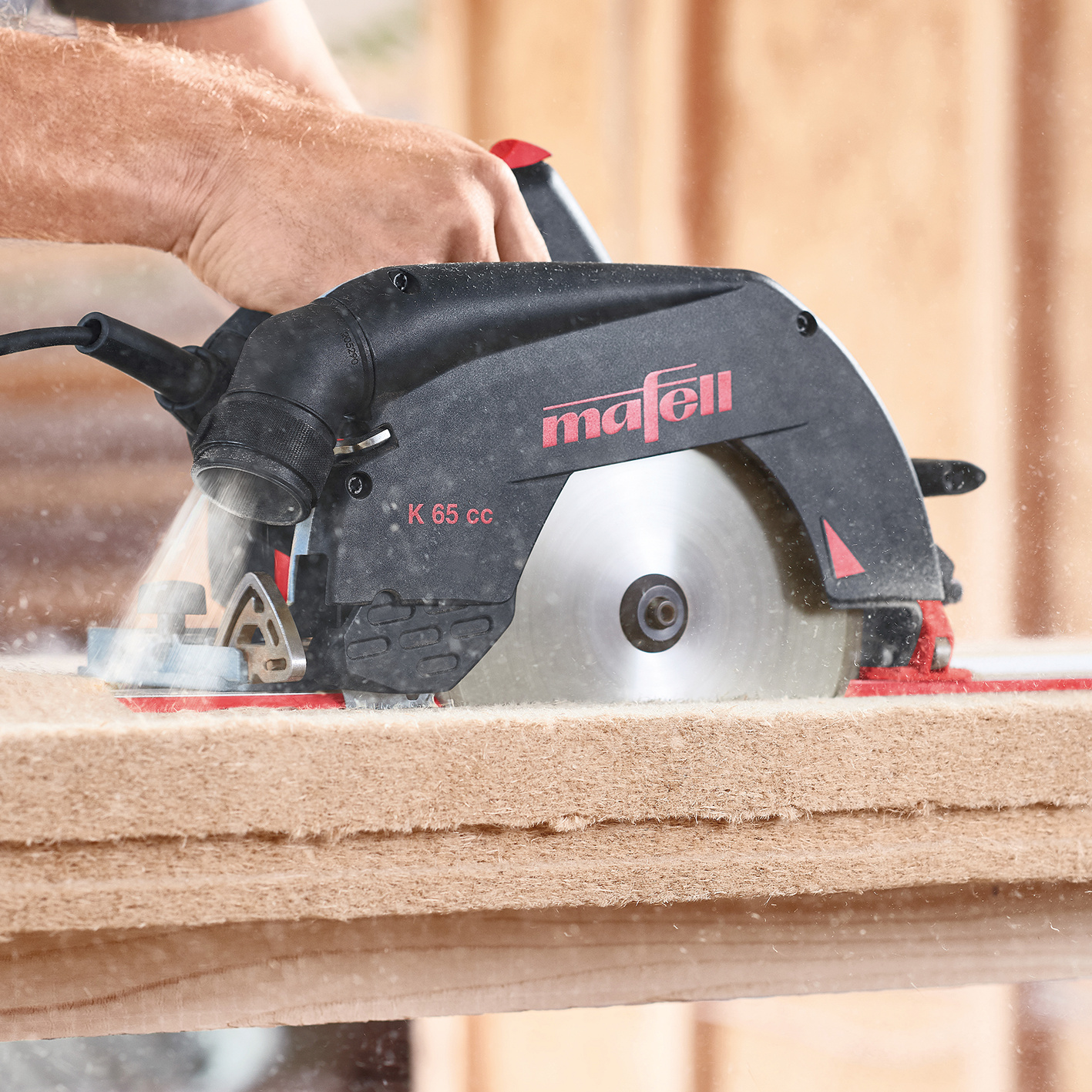 Die Spanführung wurde für das Schneiden von Holzfaserwerkstoffen konzipiert und optimiert. Auch bei Tauchschnitten in Faserrichtung bietet die herausragende Spanführung erhebliche Vorteile. Anwendungsbild, Person, Holzbearbeitung