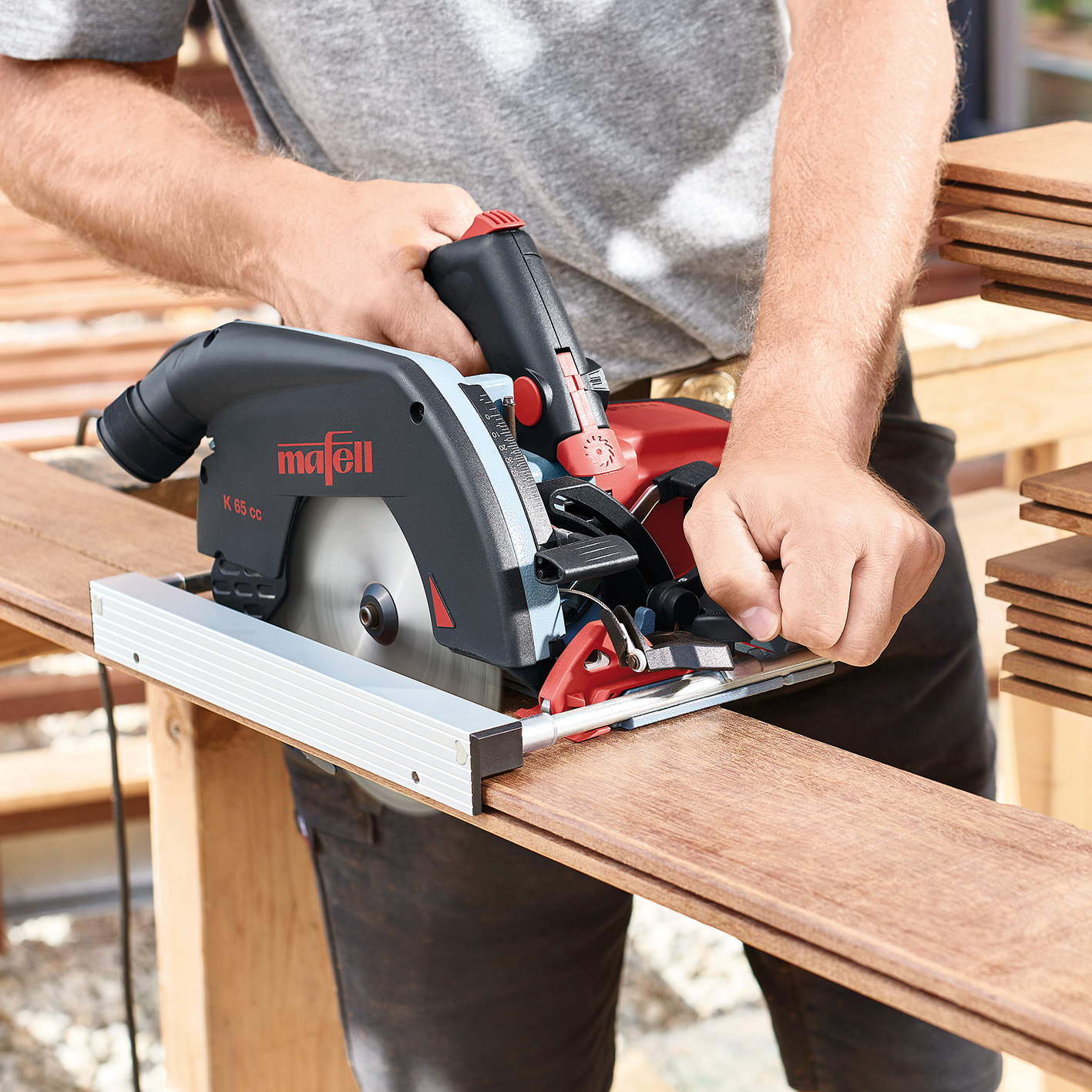 Mit den MAFELL Führungslinealen oder dem im Lieferumfang enthaltenen Parallelanschlag mit Millimeter-Skala können beispielsweise Terrassendielen exakt eingepasst werden. Anwendungsbild, Holz, Person, Holzbearbeitung, Erwachsener, Mann
