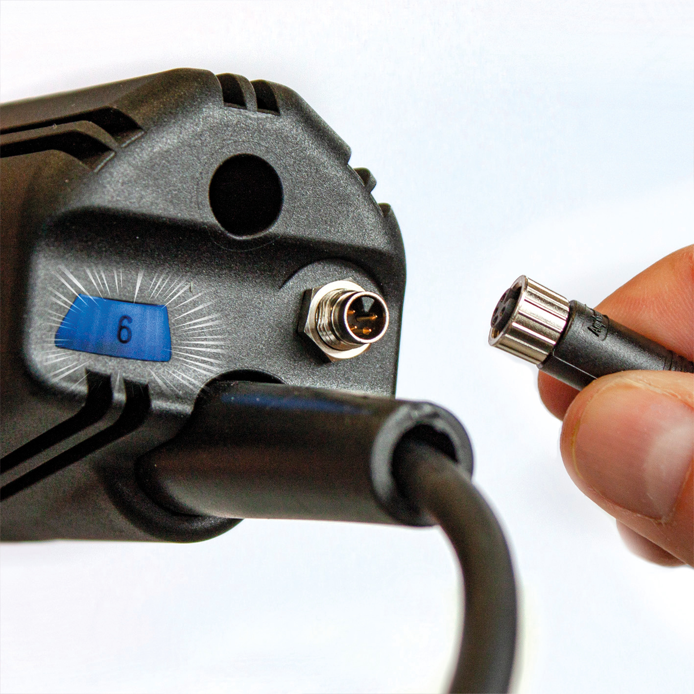 Duo-In: Die Drehzahl lässt sich, manuell oder über die Portalschnittstelle, stufenlos auf jegliche Anwendung einstellen. Zusätzliche LED-Statusanzeige. Anwendungsbild, Adapter, Elektronik, Stecker