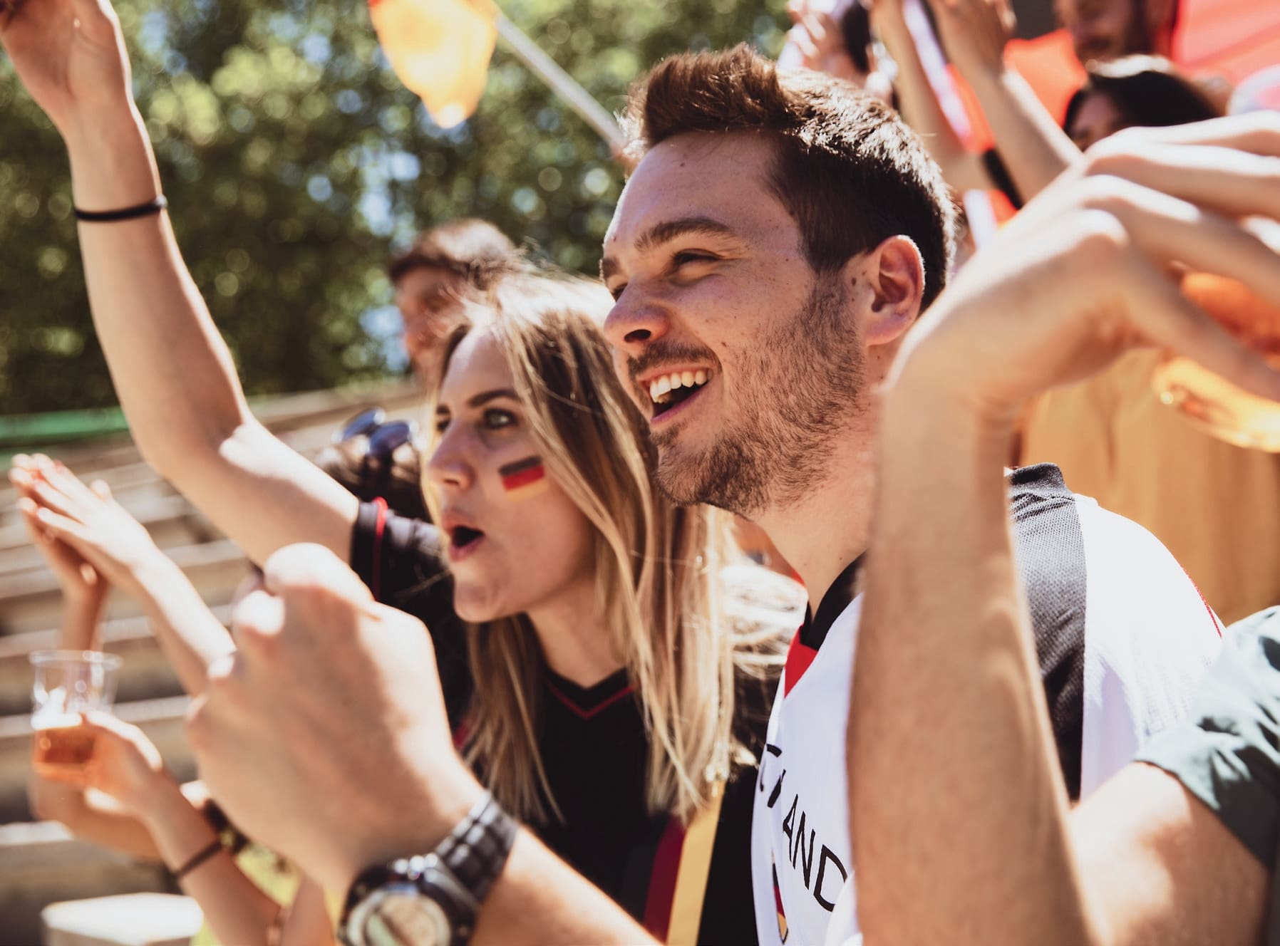 Sportevent, Teamoutfit, Trinkglas, Stimmung, Gesichtsbemalung