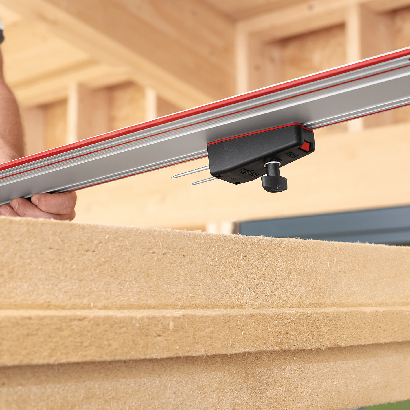 Spannvorrichung F-FIX an beiden Enden der Führungsschiene einschieben, auflegen und mit den Spitzen in das Material drücken. Gleiter anbringen, DSS 300 cc aufsetzen, sägen und fertig. Anwendungsbild, Holz, Sperrholz, Drinnen, Innenarchitektur, Schreiner