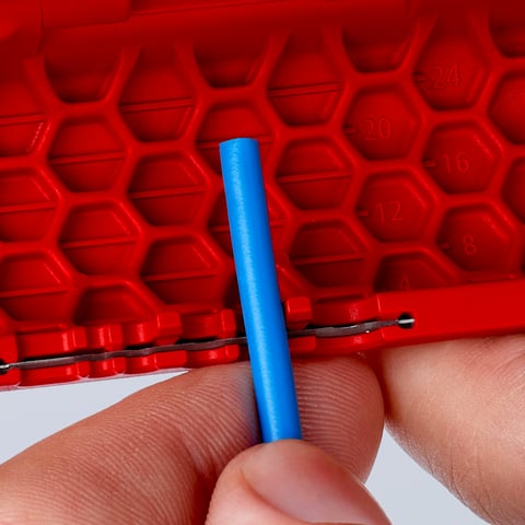 Knipex TwistCut® Wellrohrschneider 90 22 02 SB für Kunststoffrohre Ø 13-32 mm mit Abisolierfunktion