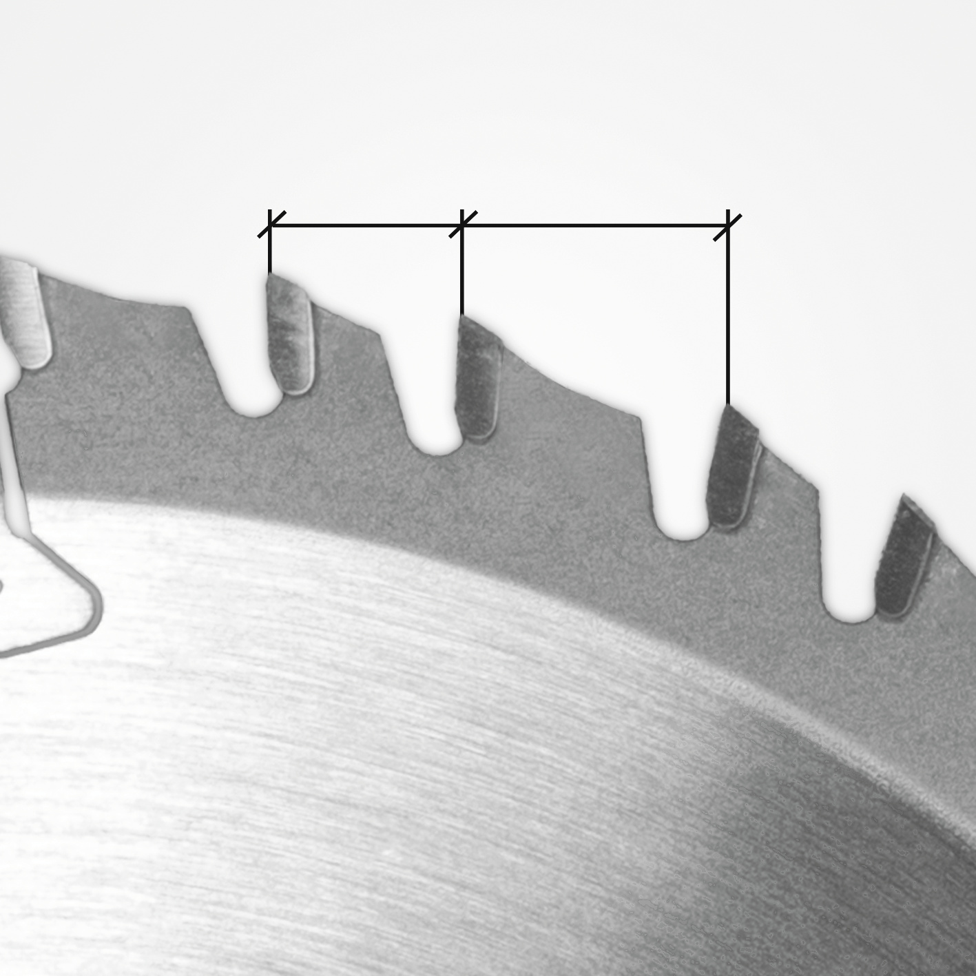 Die unterschiedliche Abstände der Zähne zueinander sind entscheiden für die neue Schnittqualität. Dadurch kann nachweislich die Schnittkraft reduziert und die Schnittqualität verbessert werden. Anwendungsbild