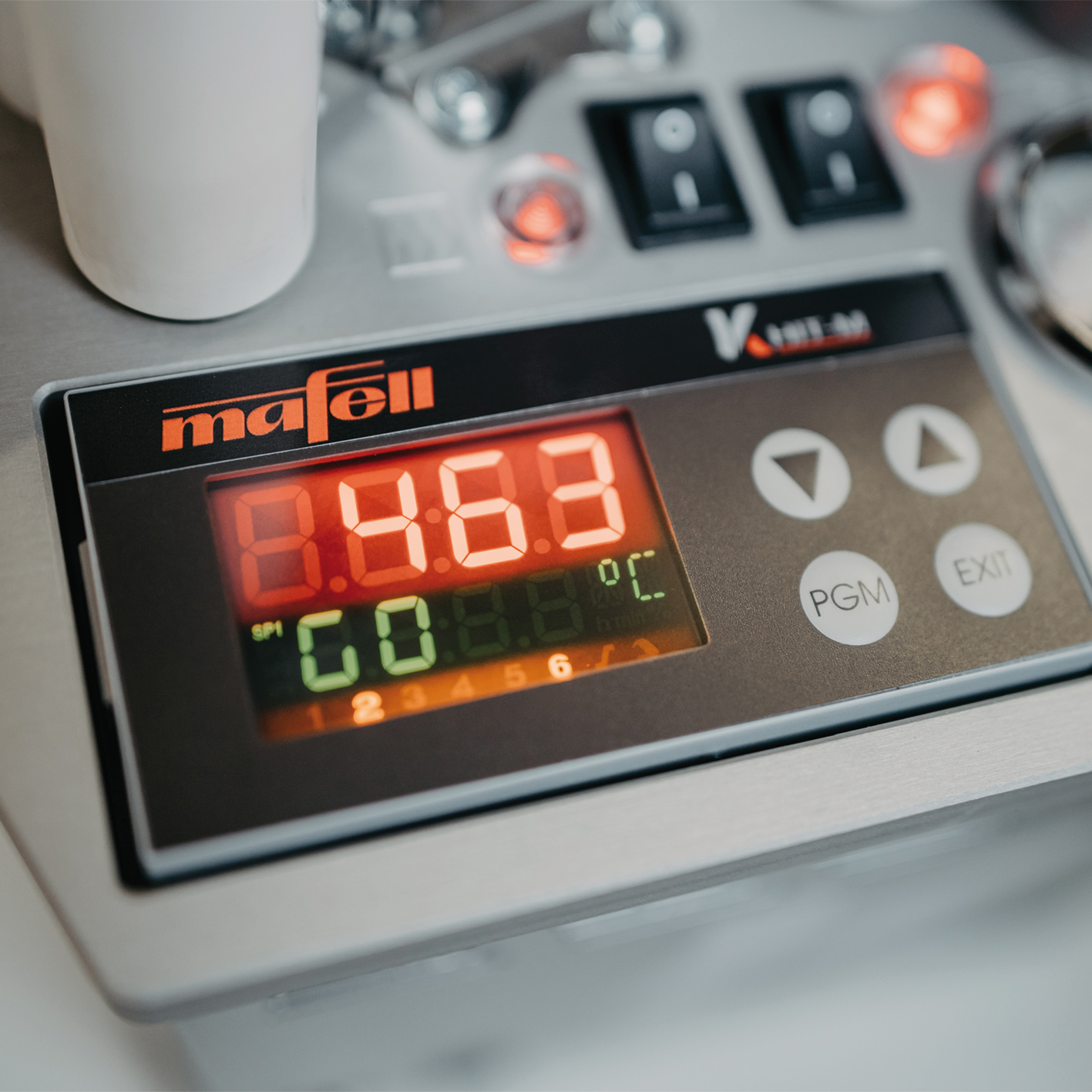 Eine klare Anordung der Bedienelemente macht das Arbeiten mit dem HIT-M einfach und intuitiv. Anwendungsbild