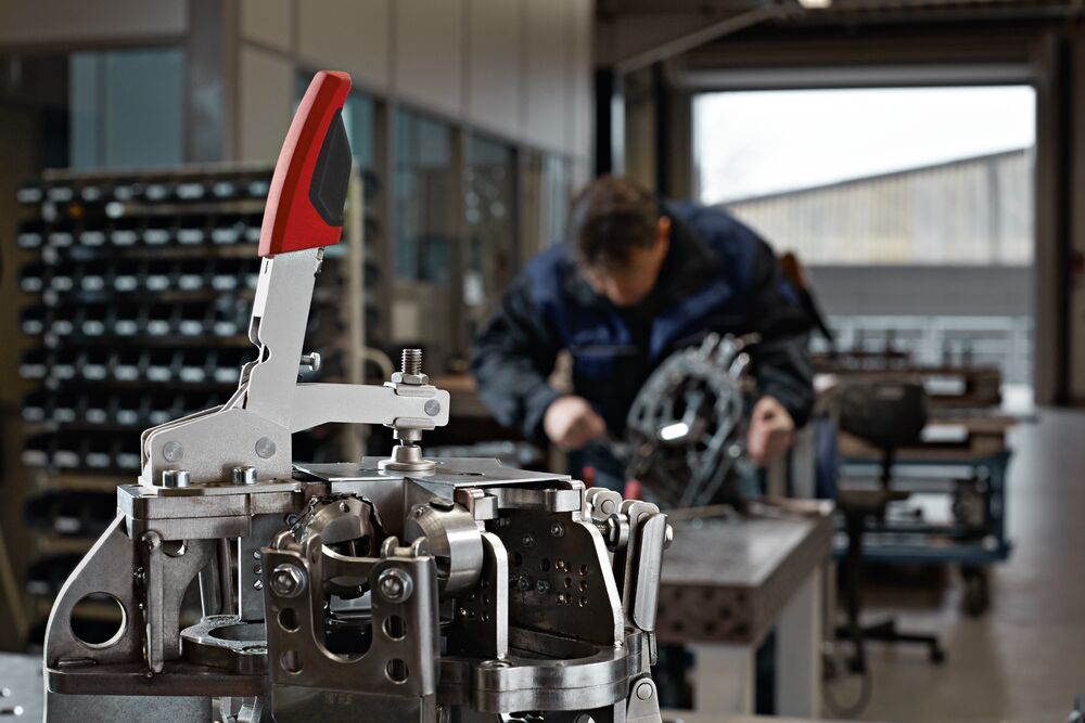 Bessey Senkrechtspanner STC-VH20 mit offenem Arm und waagrechter Grundplatte