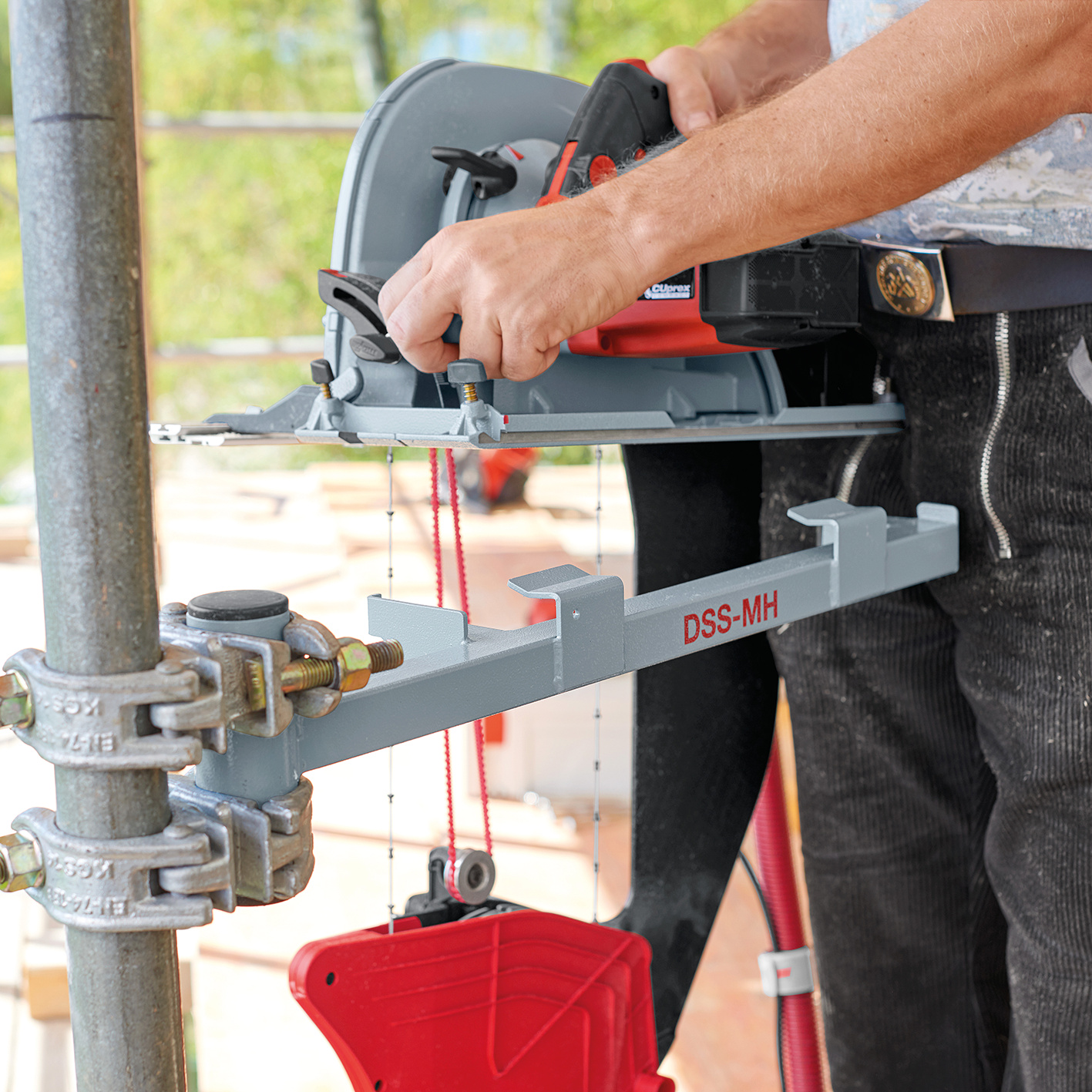 …oder an einem Gerüst mit Gerüstschellen befestigt werden. Anwendungsbild