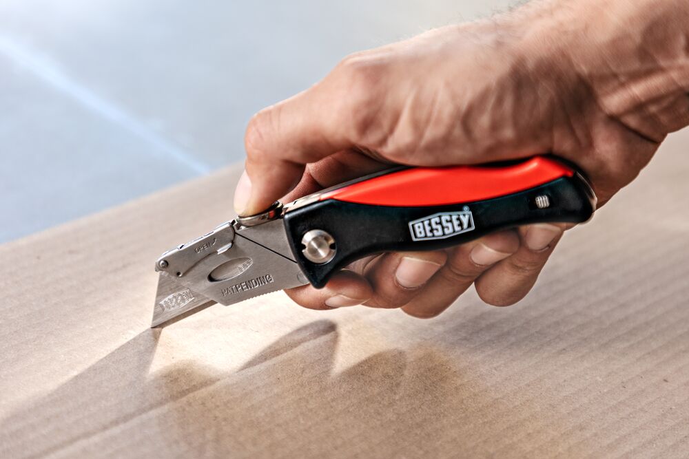 Bessey Cuttermesser mit Kunststoffgriff DBKPH 160mm Gesamtlänge 28mm Schnittlänge Klingenfach 5 Ersatzklingen Gürtelclip