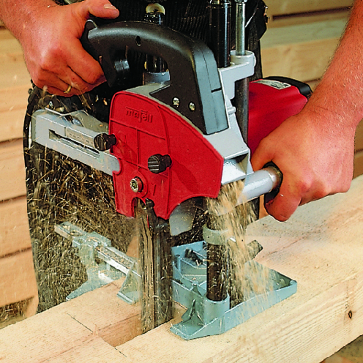 Der LS 103 Ec mit dem Führungsgestell FG 150 für Stemmtiefen bis 140 mm. Anwendungsbild, Person