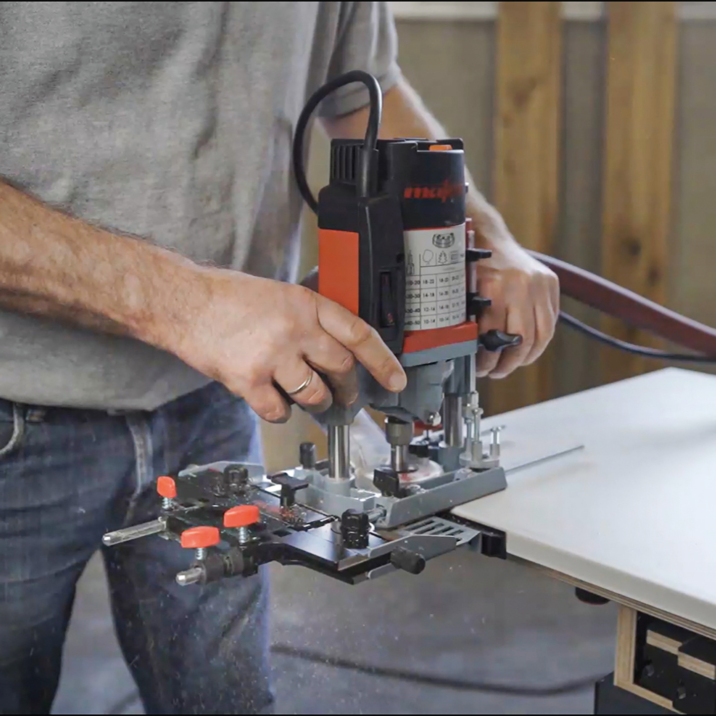 Parallelanschlag: Für den Einsatz bis zu 260 mm von der Anschlagkante bis zum Fräswerkzeug. Anwendungsbild