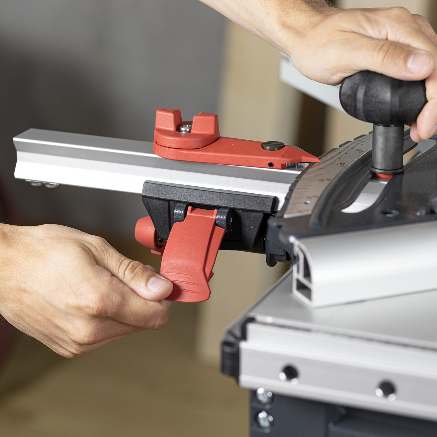 Mittels der beiden großen Klemmhebel lässt sich der Anschlag sicher fixieren. Anwendungsbild