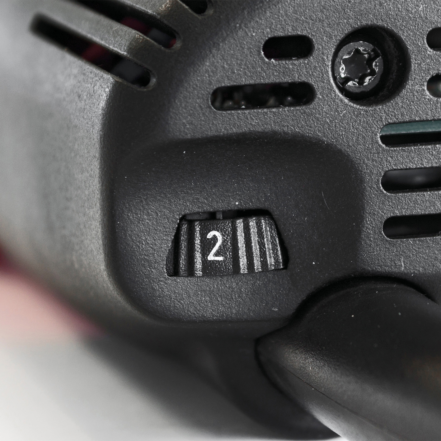 Die Drehzahl lässt sich stufenlos auf jegliche Anwendung einstellen. Zudem ist die Digital-Elektronik mit Sanftanlauf, konstanter Drehzahl unter Last, Leerlauf-Drehzahlabsenkung und Überlastschutz ausgestattet. Anwendungsbild, Adapter, Elektronik, Elektrisches Gerät, Mikrophon