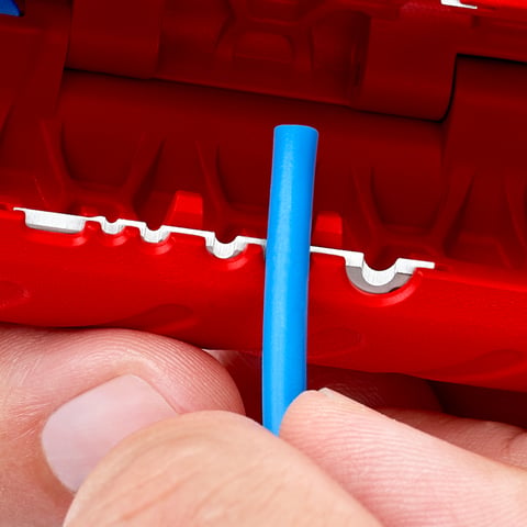 Knipex TwistCut® Wellrohrschneider 90 22 02 SB für Kunststoffrohre Ø 13-32 mm mit Abisolierfunktion
