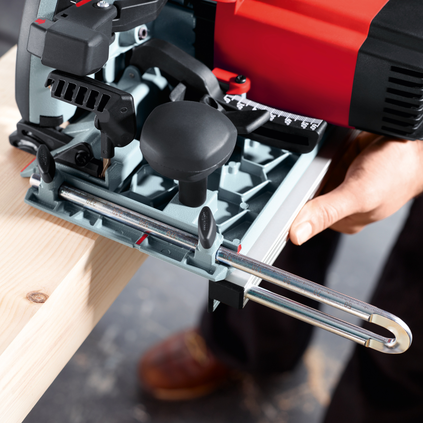 Randnahe Arbeiten mit dem Untergreifanschlag K 85-UA. Der Abstand kann hierbei per Skala am Bügel eingestellt werden. Anwendungsbild