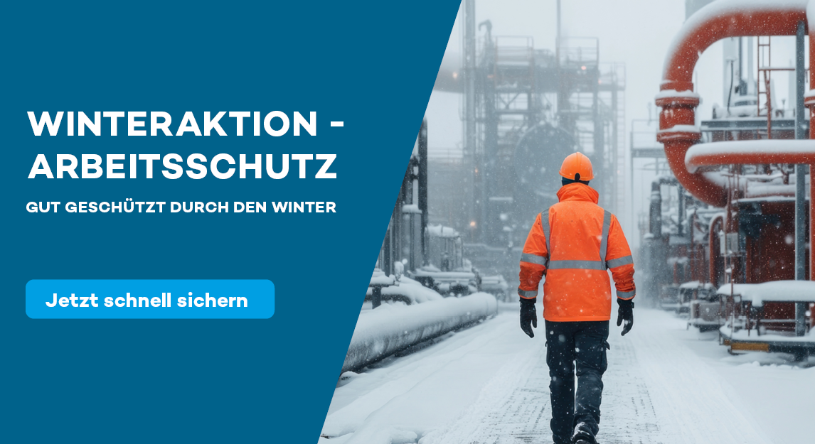 Mann in winterfester Warnjacke auf einer verschneiten Baustelle