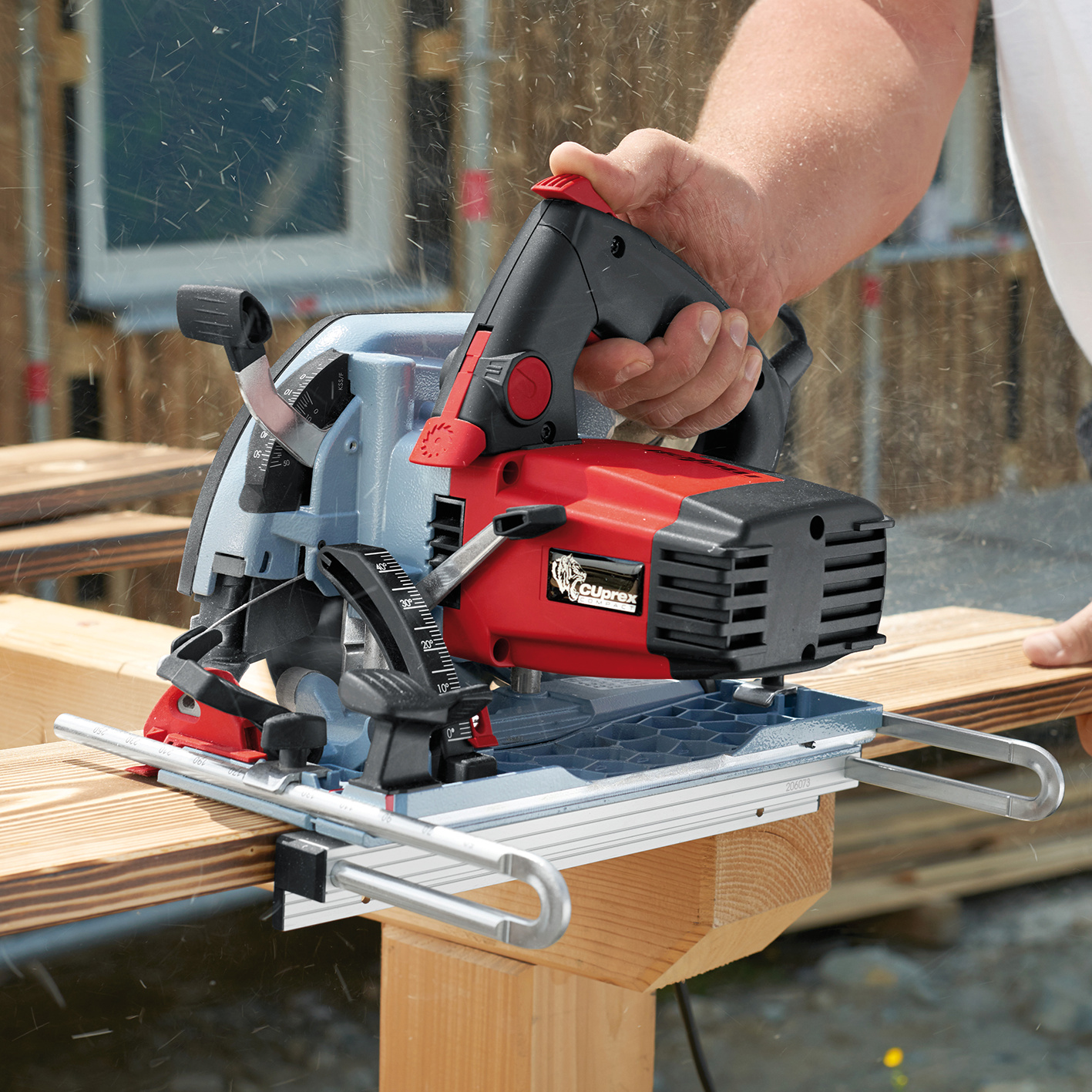 Mit den MAFELL Führungsschienen oder dem optional erhältlichen Untergreifanschlag mit Millimeter- Skala können beispielsweise Terrassendielen exakt eingepasst werden. Anwendungsbild