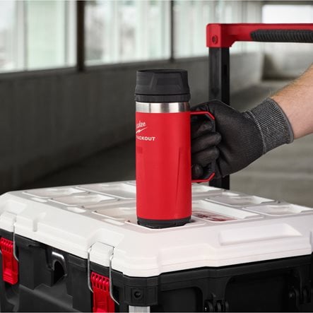 Milwaukee PACKOUT Isolierbecher 532 ml mit Griff und Trinkdeckel rot