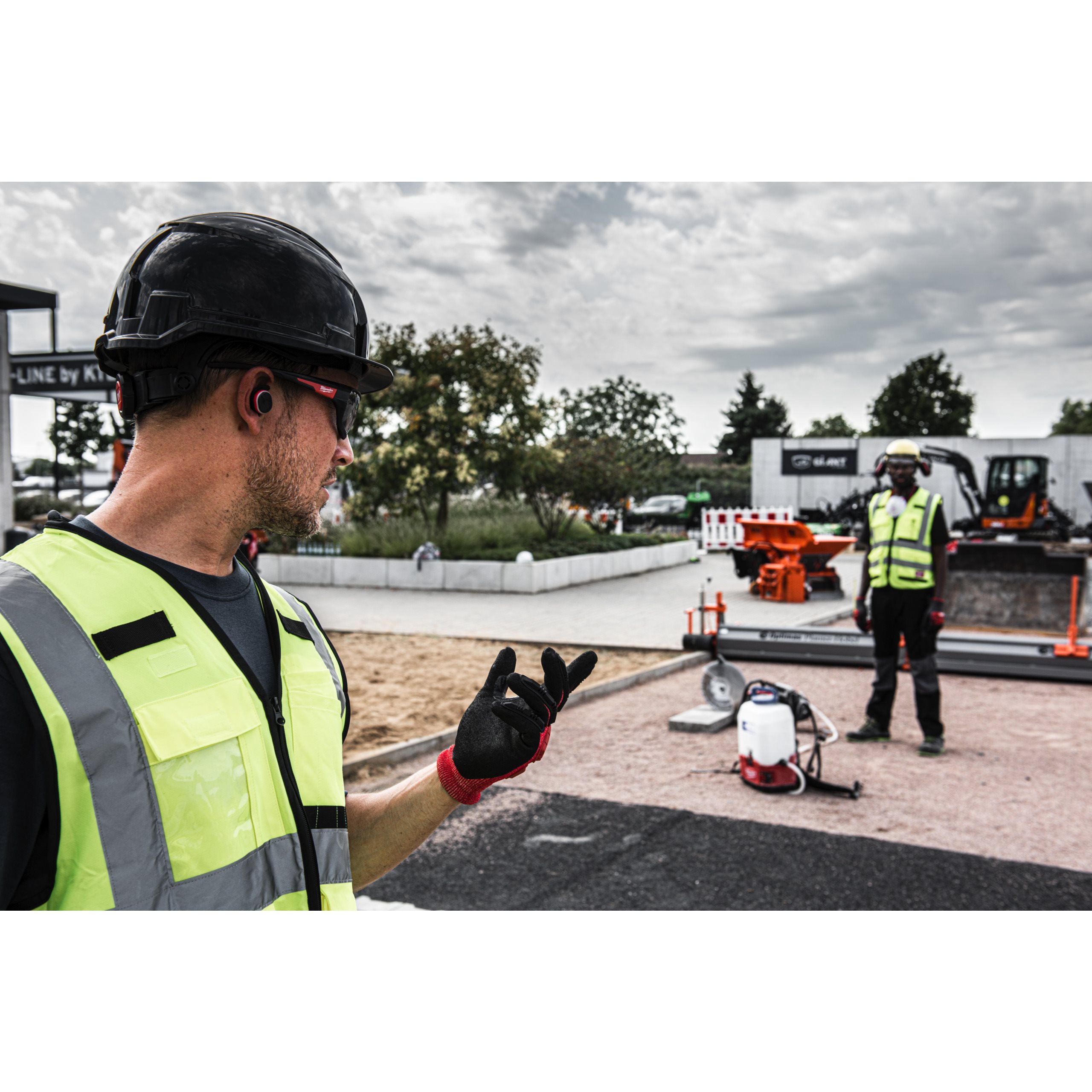 Milwaukee L4 RLEPB-301 Bluetooth Gehörschutz mit REDLITHIUM USB