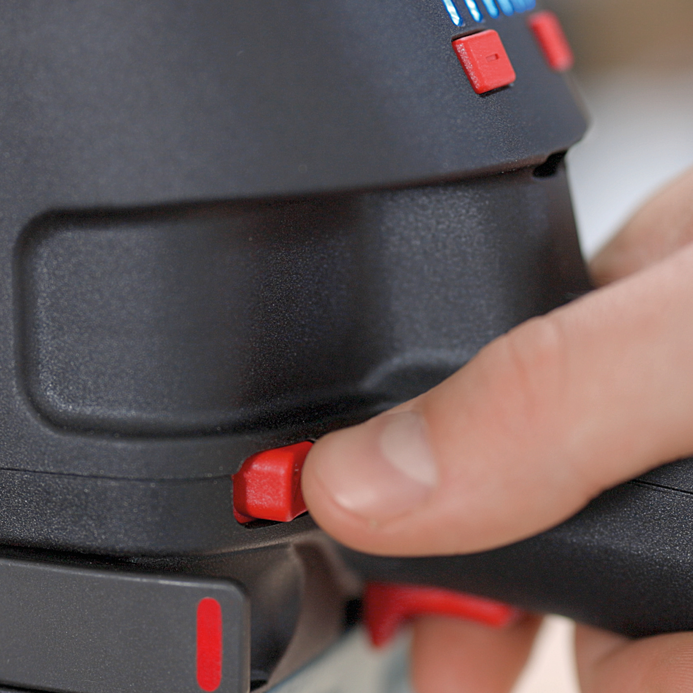 Die Deboost-Funktion für eine reduzierte Drehzahl sorgt für schnelle und saubere Arbeitsfortschritte bei Stirnholzarbeiten. Anwendungsbild, Körperteil, Finger, Hand, Person